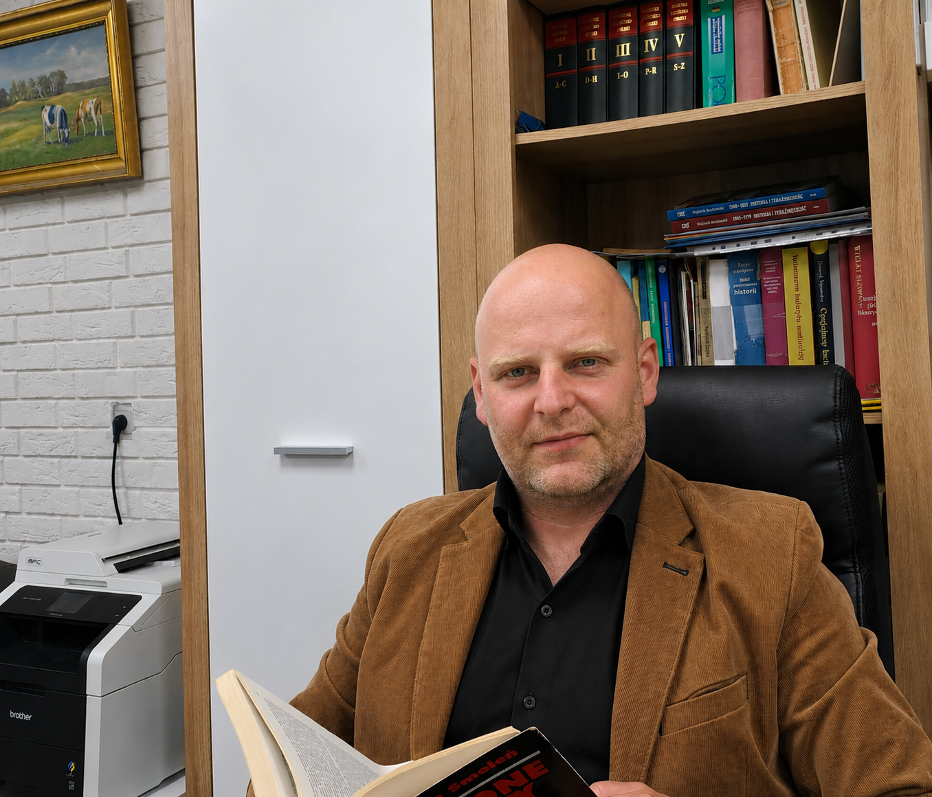 Pracownik Archivia podczas rozmowy o dokumentacji
